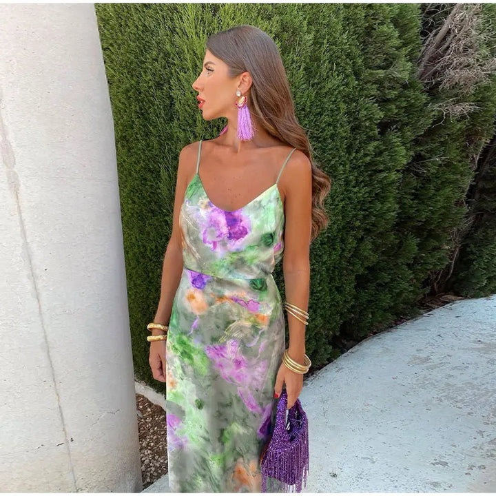 Sienna - Stilfull Maxi Kjole med Halo-Dye Print og Avtagbar Skjerf