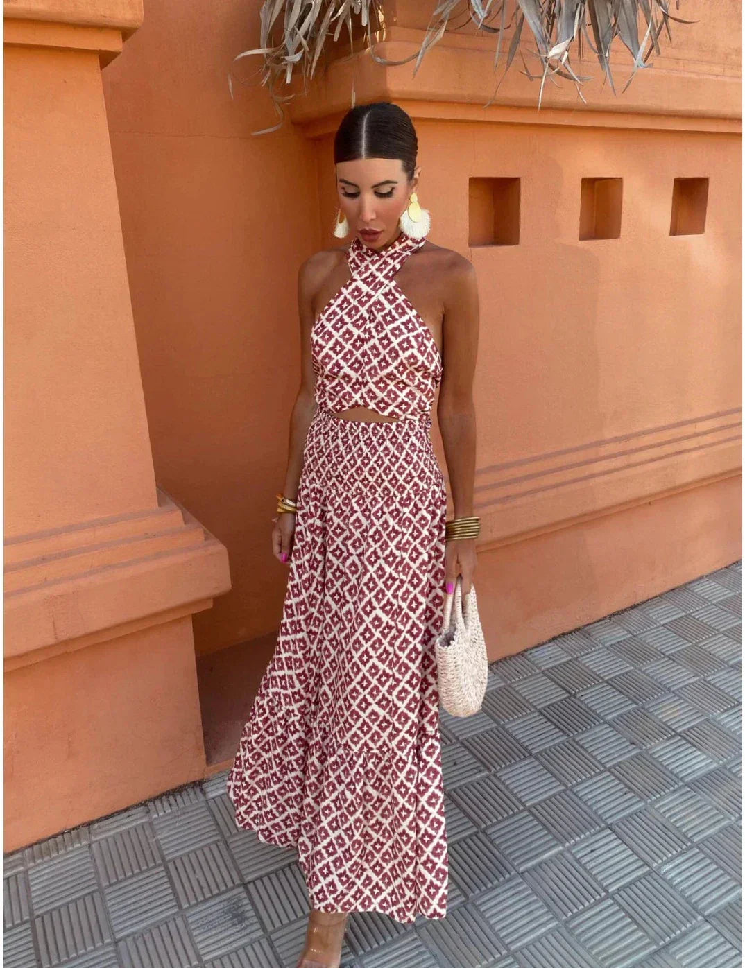 Emily - Elegant, Rynket Midikjole med Off-Shoulder Design
