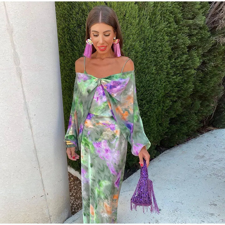 Sienna - Stilfull Maxi Kjole med Halo-Dye Print og Avtagbar Skjerf